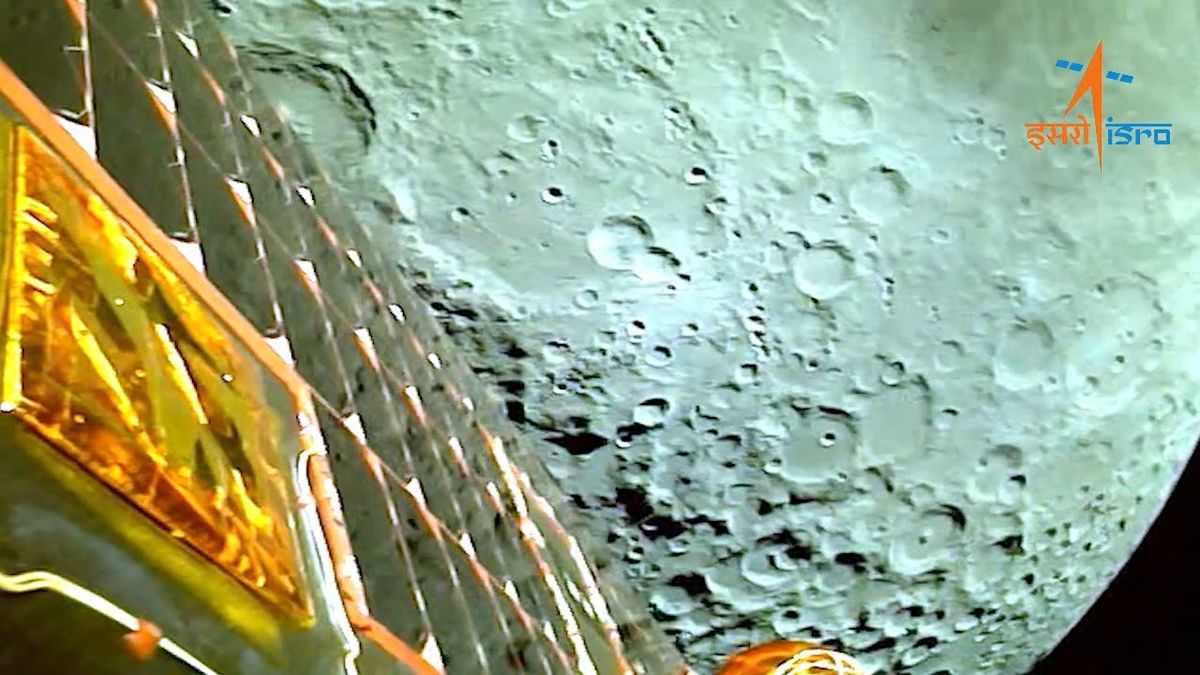 Indická sonda poslala své první snímky povrchu Měsíce. Přistání se blíží